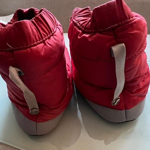 The North Face down slippers size 7-9 - Picture 3 of 7
